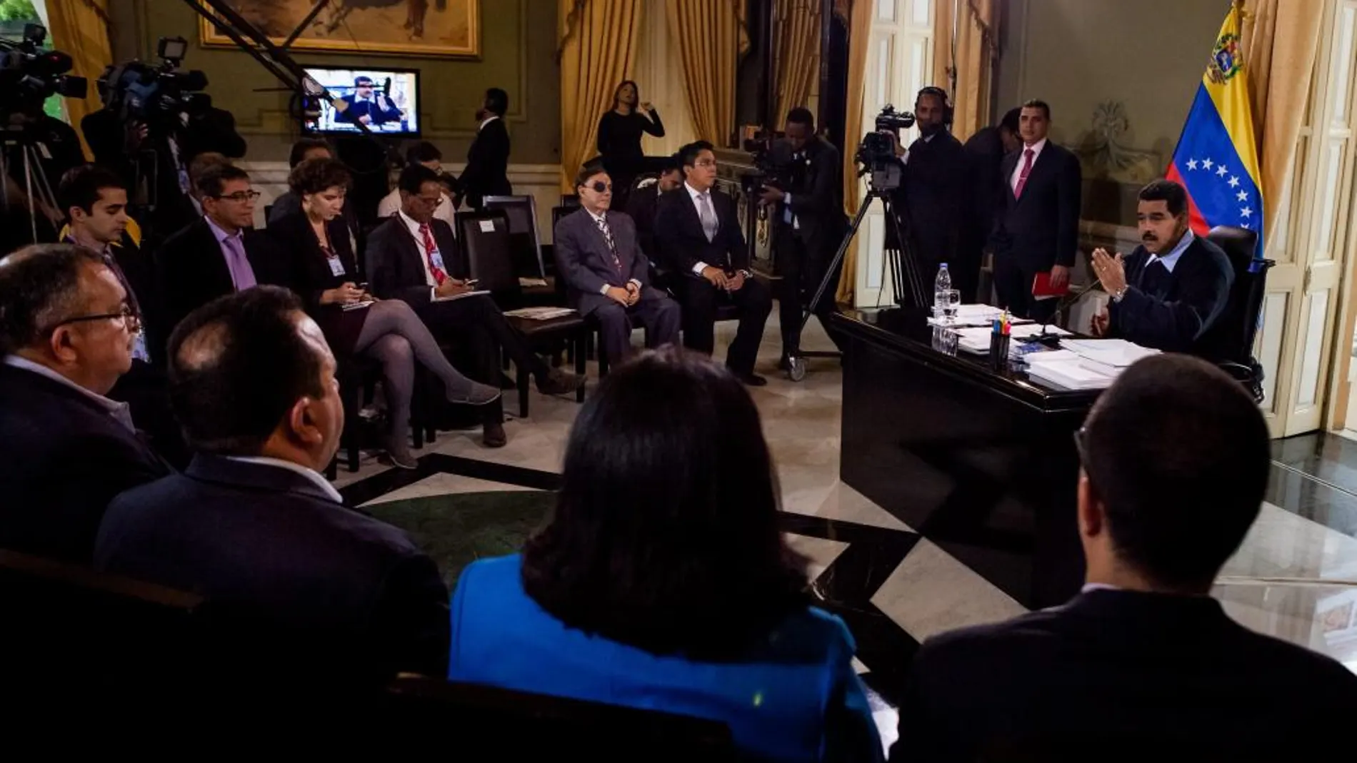 El presidente de Venezuela Nicolás Maduro habla durante una rueda de prensa