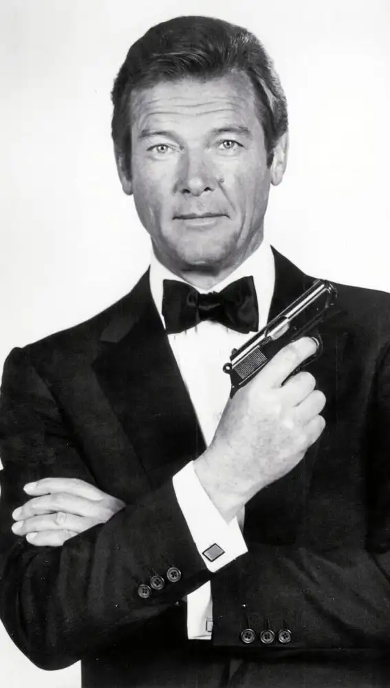 Roger Moore en su papel de 007