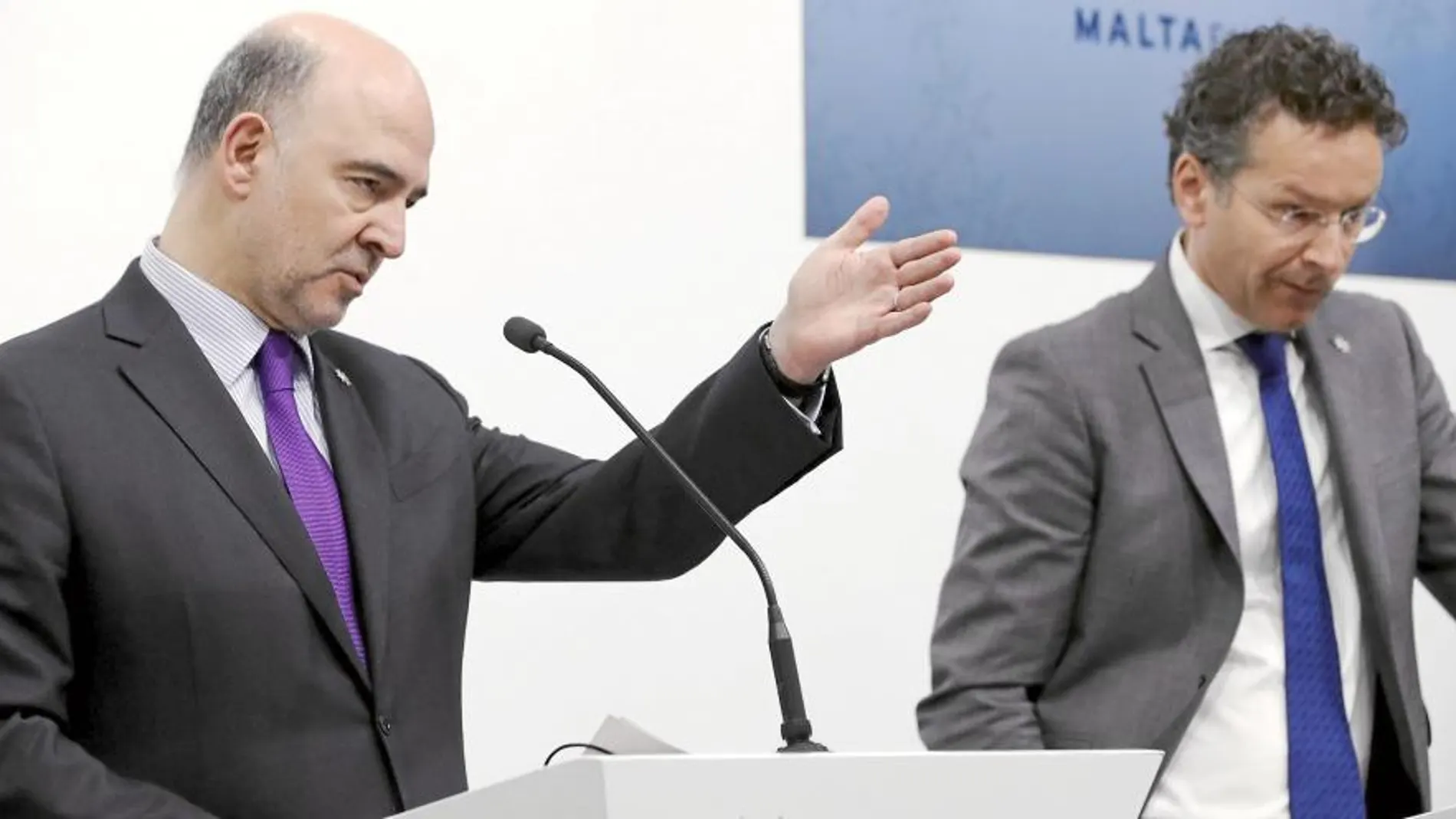 Pierre Moscovici y Jeroen Dijsselbloem, ayer, durante la reunión del Ecofin en Malta