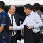 El entrenador del Celta, el argentino Eduardo Berizzo saluda al del Real Madrid, Rafael Benítez, tras el partido