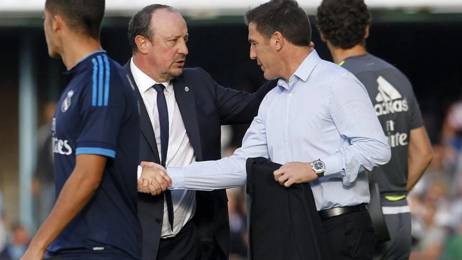 El entrenador del Celta, el argentino Eduardo Berizzo saluda al del Real Madrid, Rafael Benítez, tras el partido