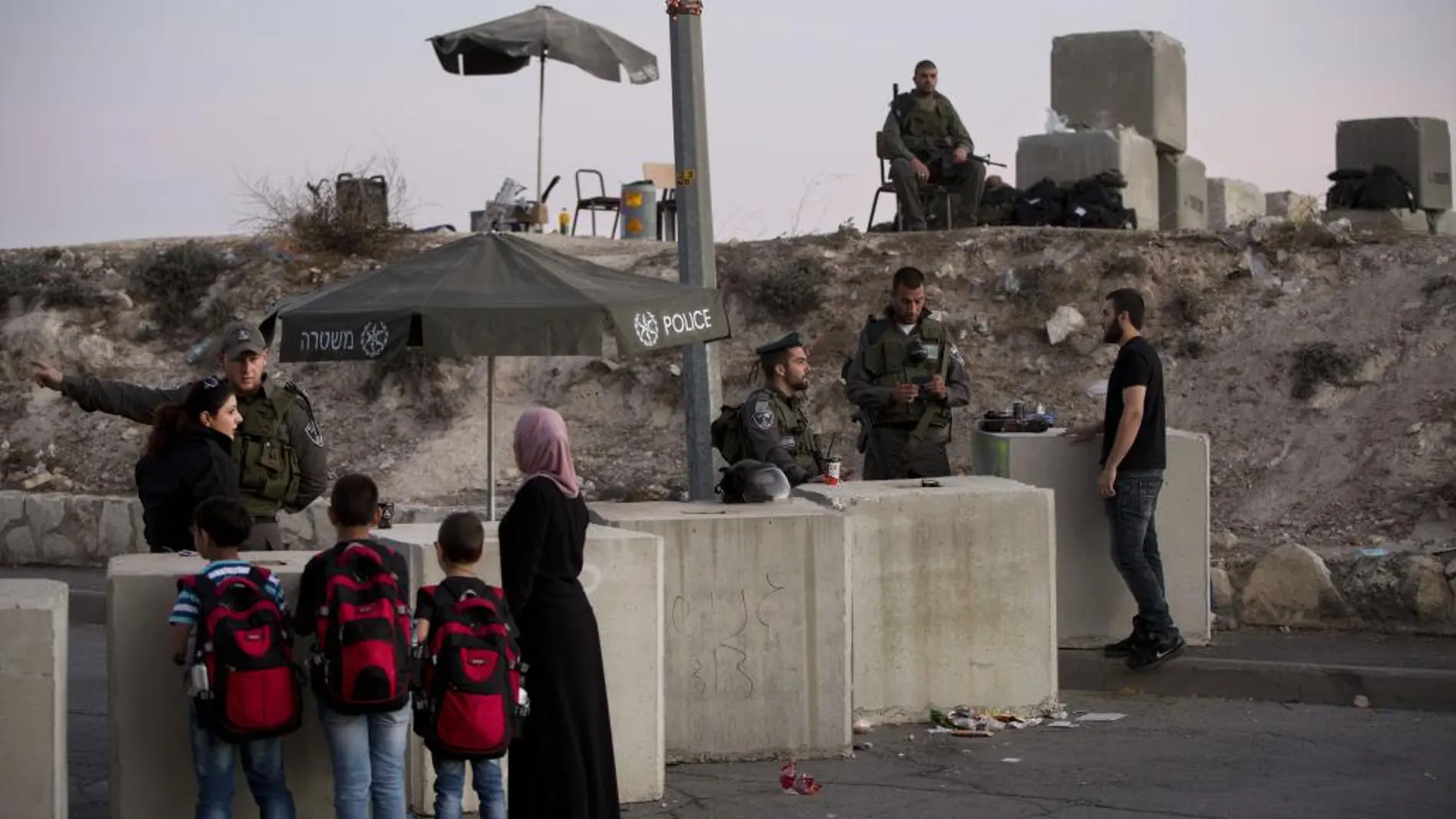 Puesto de control israelí a la salida del barrio árabe de Issawiyeh, Jerusalén