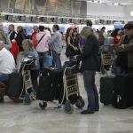 Pasajeros a la espera de coger su vuelo en el aeropuerto de Barajas