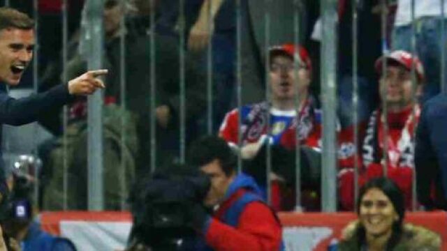 Antoine Griezmann celebra junto a Torres el gol marcado ante el Bayern.