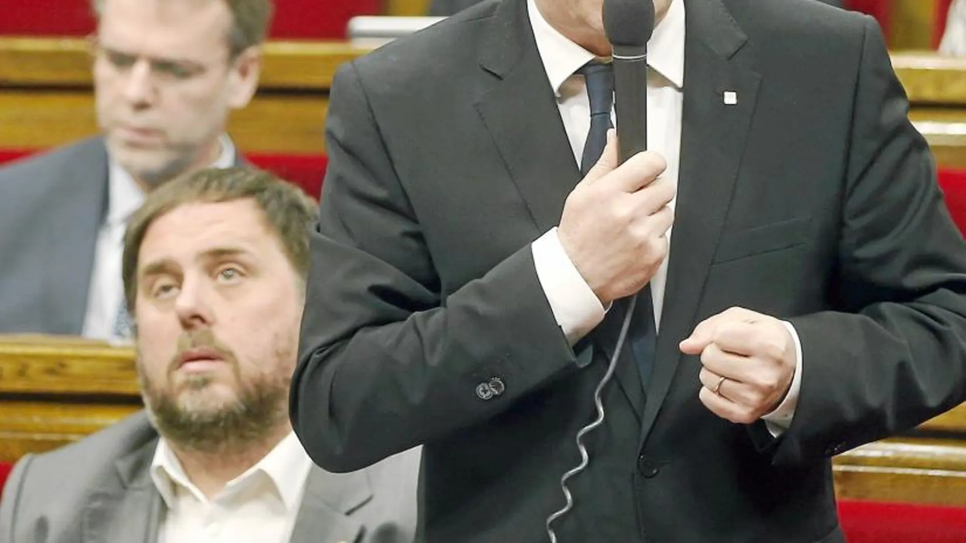 Puigdemont evitó censurar el manifiesto que propone instaurar el catalán como única lengua oficial, tras la pregunta que le hizo ayer el líder de Catalunya Sí que Es Pot, Lluís Rabell, en la sesión de control en el pleno del Parlament.