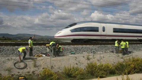 Imagen de archivo de unos técnicos reparando la infraestructura del Ave