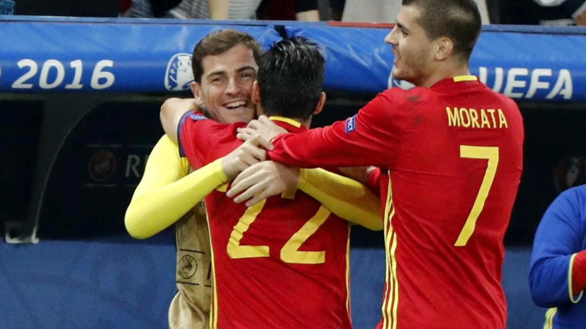 Nolito celebra su gol con Iker Casillas y Morata