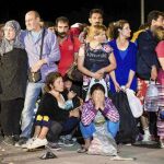 Refugiados esperan en una calle de Tovarnik (Croacia)