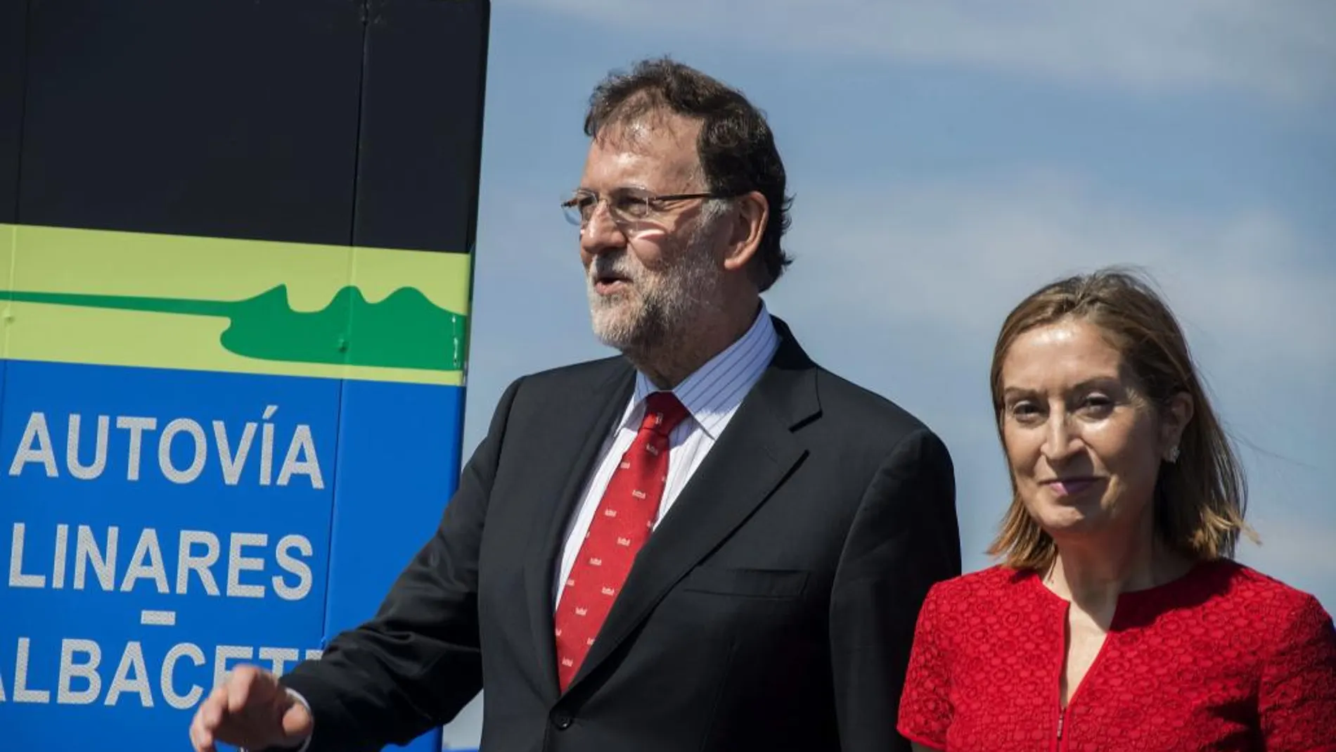 El presidente del Gobierno, Mariano Rajoy, acompañado por la ministra de Fomento, Ana Pastor durante la puesta en servicio en Jaén del tramo Linares-Ibros, de la A-32