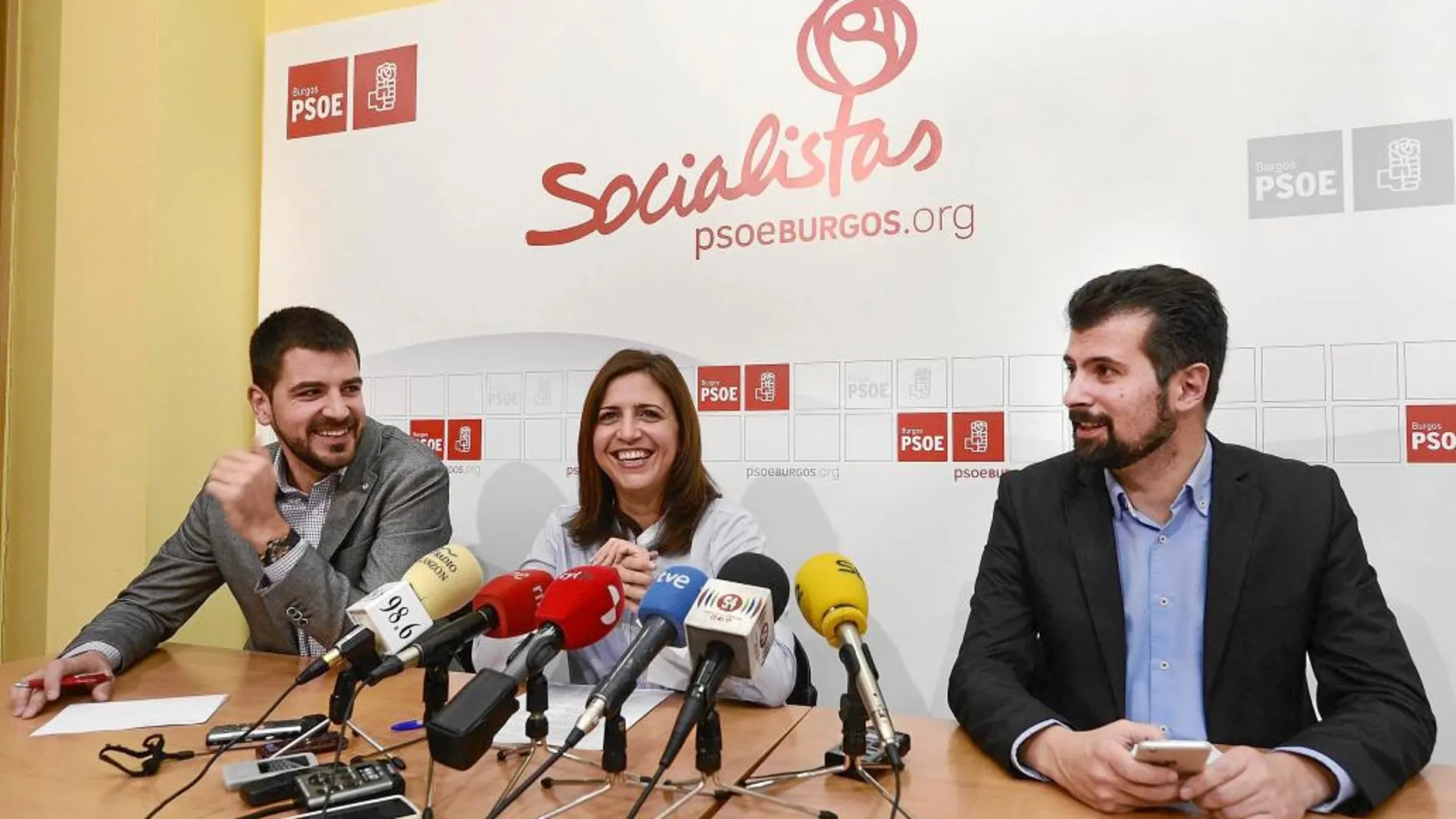 El líder regional del PSOE, Luis Tudanca; la secretaria provincial del partido en Burgos, Esther Peña; y el portavoz del Grupo Socialista en la Diputación provincial de Burgos, David Jurado, momentos antes de comparecer ante los medios, ayer en Burgos, para abordar las prioridades de los socialistas burgaleses en las diferentes instituciones