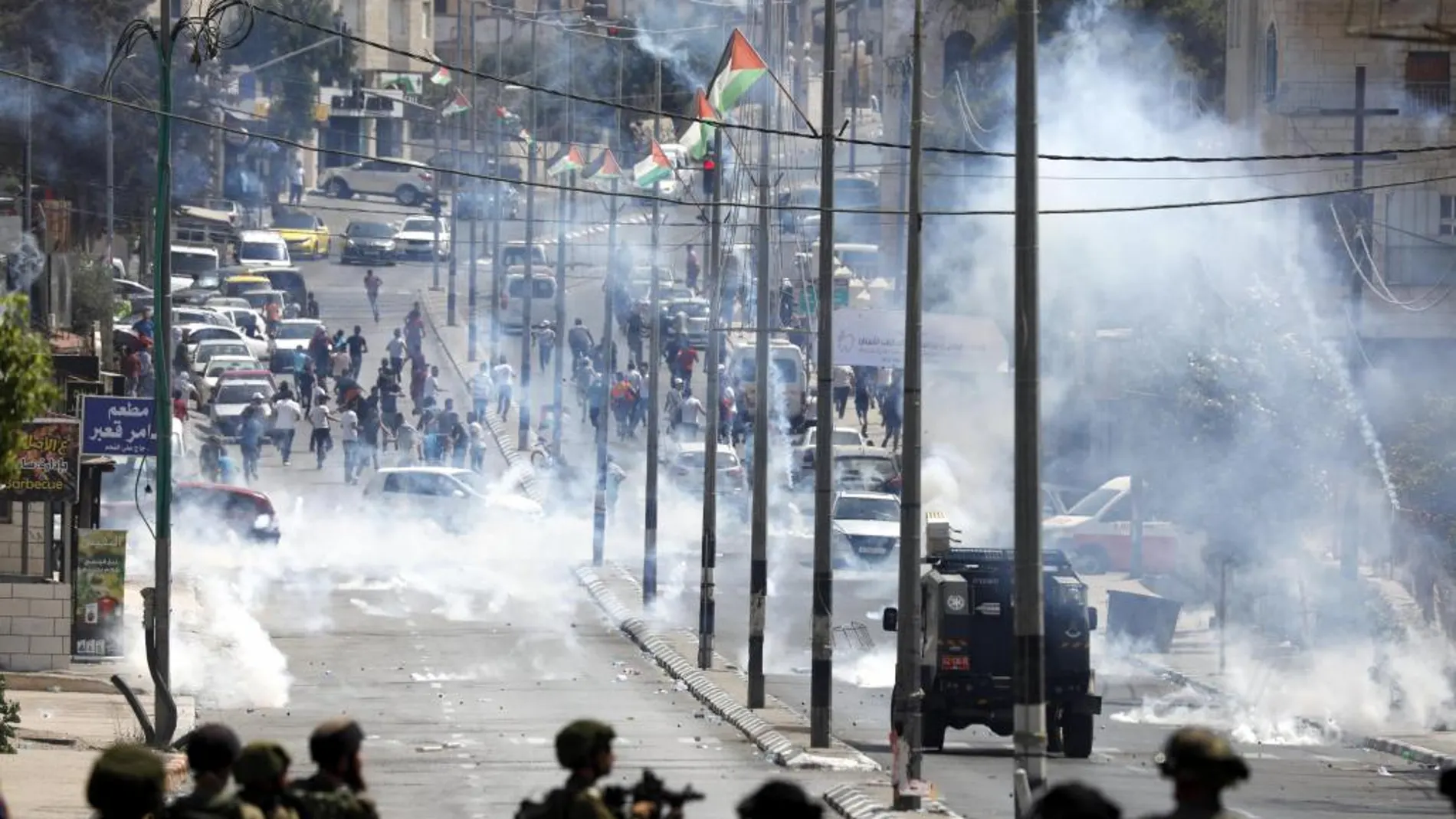 Las tropas israelíes intentan dispersar a los manifestantes palestinos durante una protesta en Cisjordania.