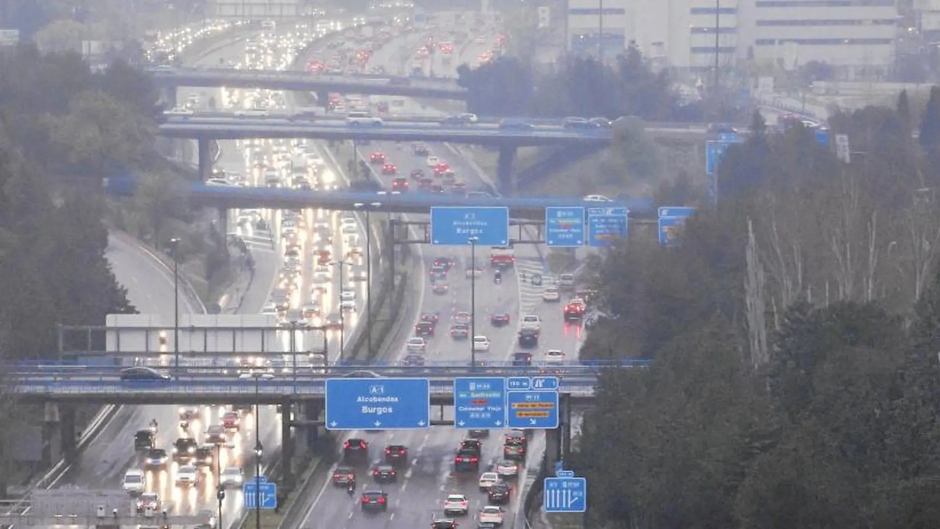 Aunque ya había pasado la hora punta, a partir de las 10:30 de la mañana numerosas vías de la capital sufrieron atascos ayer