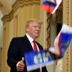 Momento en el que el manifestante arrojó banderas de Rusia contra Trump