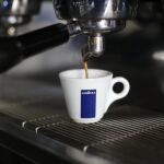 Un café a punto de ser servido en una cafetería de Roma