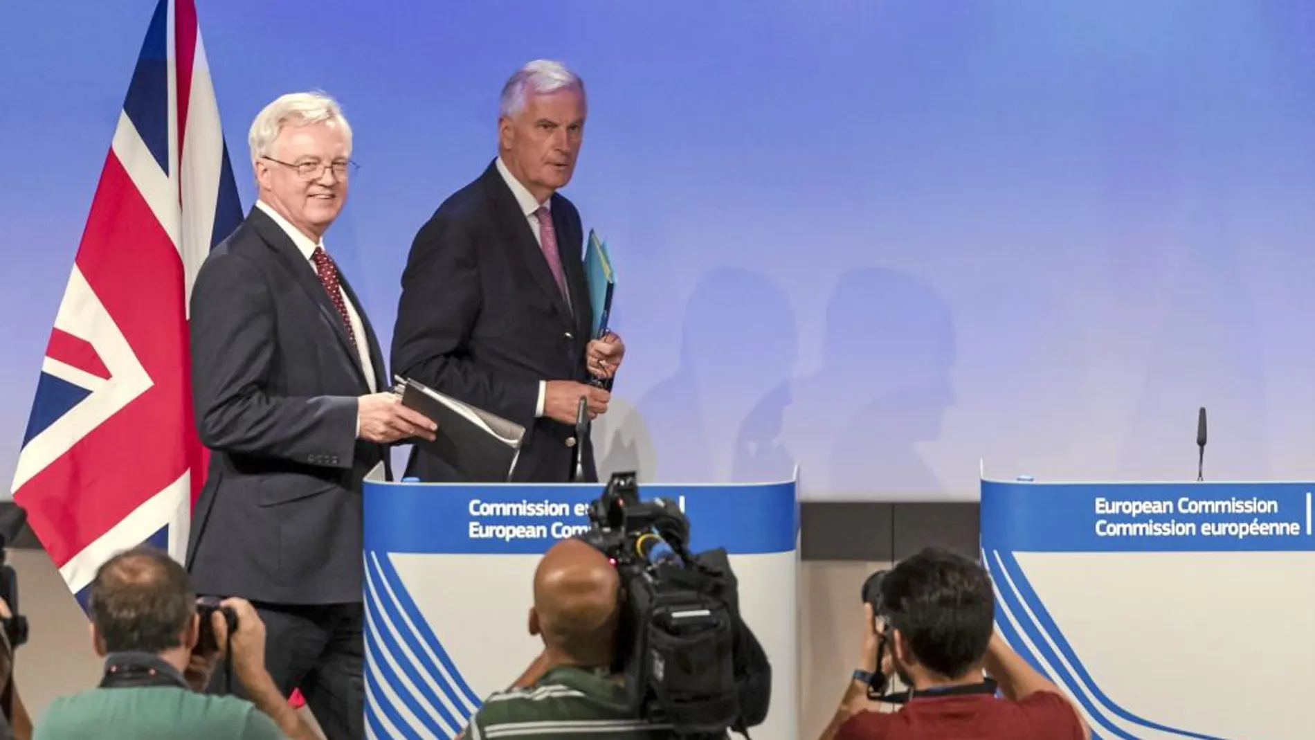 David Davis, ministro británico para el Brexit, y Michel Barnier, el negociador de la UE, ayer en rueda de prensa en Bruselas