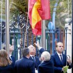 El ministro García Margallo, junto a César Sánchez, izan las banderas