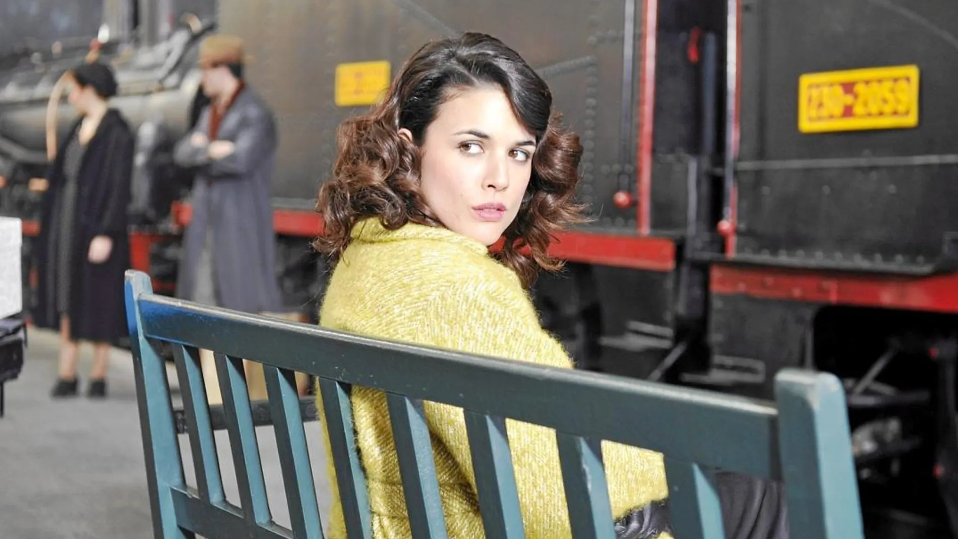 Imagen de la actriz Adriana Ugarte en «El tiempo entre costuras»