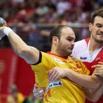 El jugador de la selección española de balonmano, Rafael Baena (i) en acción ante, Michal Jurecki (c) de Polonia