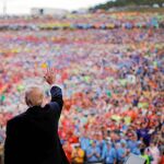 Donald Trump saluda tras su discurso en la convención nacional de los Scout en Virginia Occidental el lunes