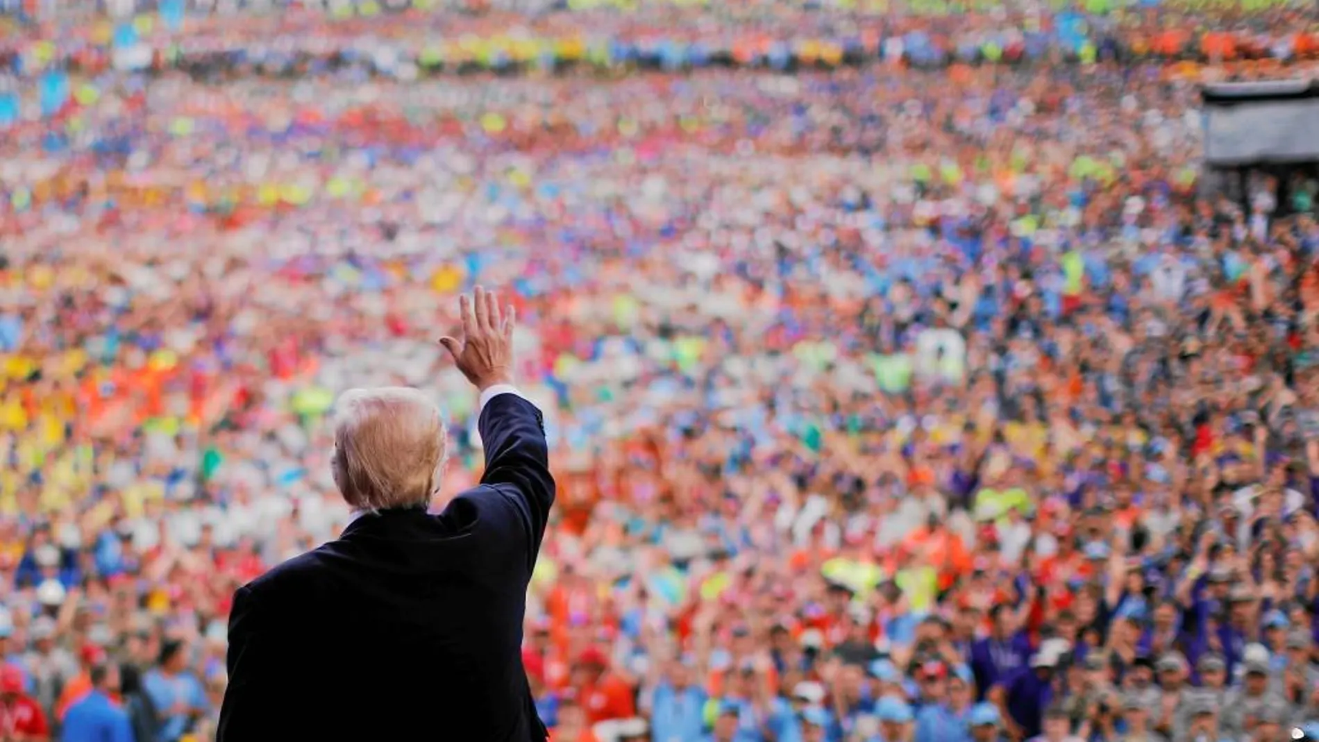 Donald Trump saluda tras su discurso en la convención nacional de los Scout en Virginia Occidental el lunes