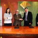 La colaboración refrenda un convenio suscrito por el presidente de Fundación Unicaja, Braulio Medel, y el presidente de AIOM, Pedro Luis Gómez