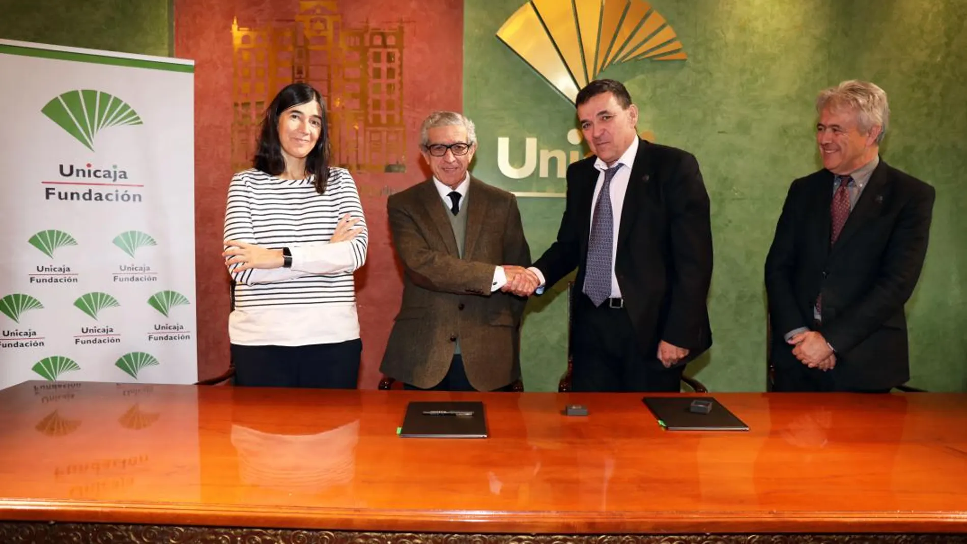 La colaboración refrenda un convenio suscrito por el presidente de Fundación Unicaja, Braulio Medel, y el presidente de AIOM, Pedro Luis Gómez