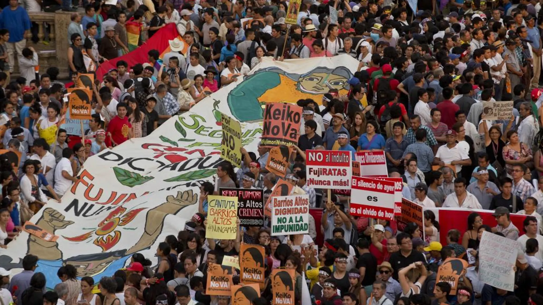 Decenas de miles de personas marcharon en Lima contra la candidatura de Keiko Fujimori
