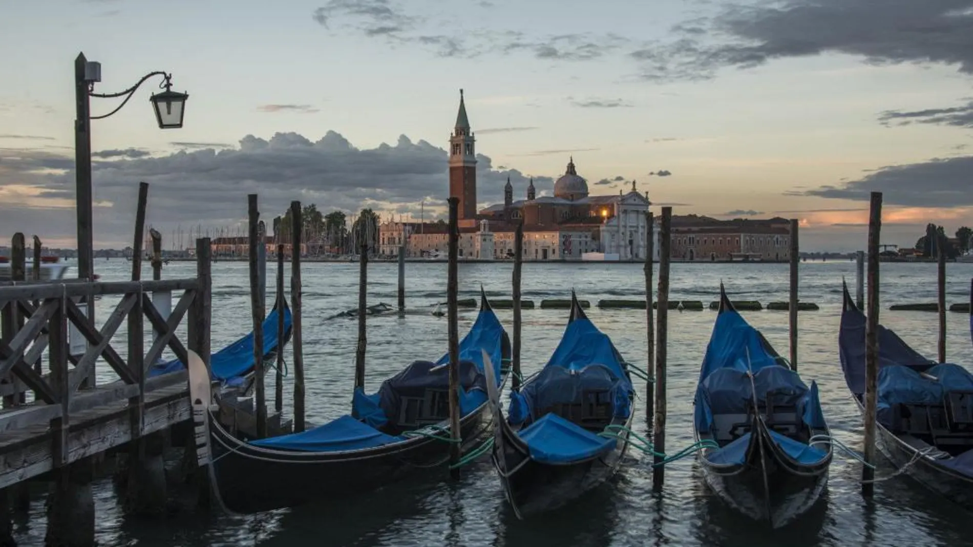 Recorrer las 120 islas que forman Venecia, la capital de la región, es sumergirte en la magia de esta ciudad única.