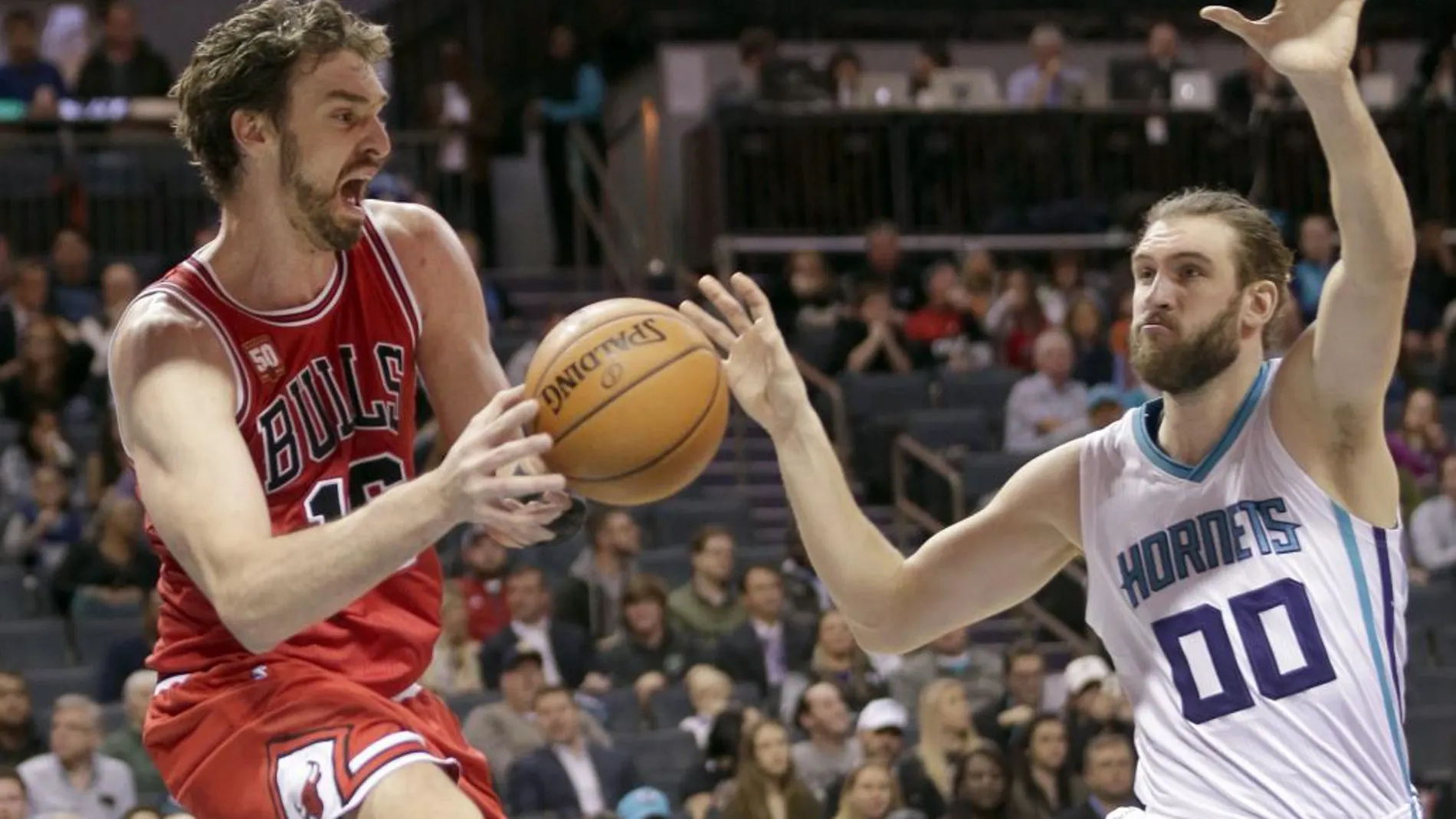 Pau Gasol peleando un balón junto a Spencer Hawes, de Charlotte Hornets