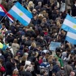 Aspecto de la Plaza de San Pedro, en Roma, llena de banderas argentinas