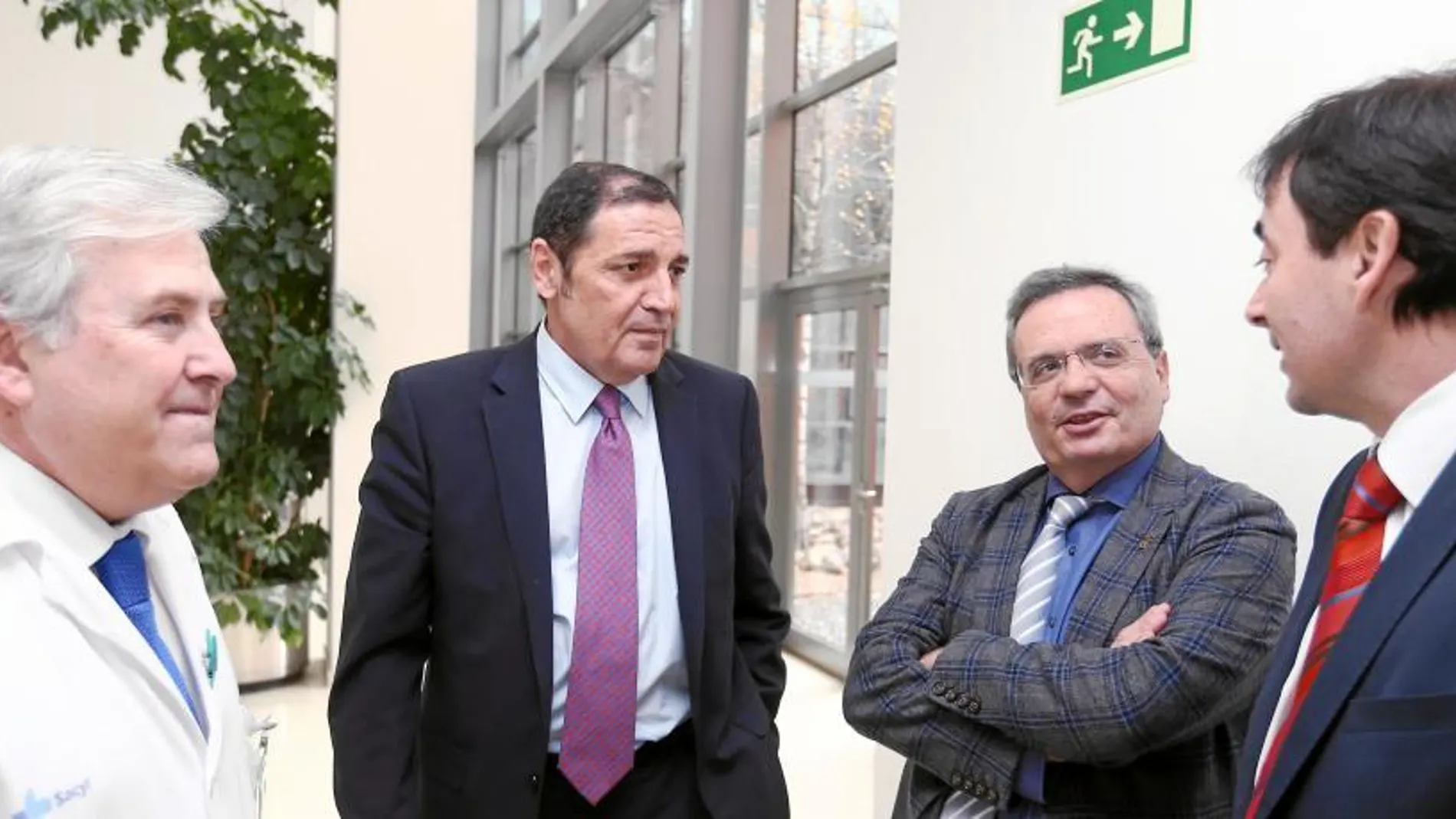 El consejero de Sanidad, Antonio María Sáez Aguado, clausura una jornada sobre la celebración del trasplante hepático número 500 en el Hospital Universitario Río Hortega. Junto a él, Rafael Matesanz y David Pacheco