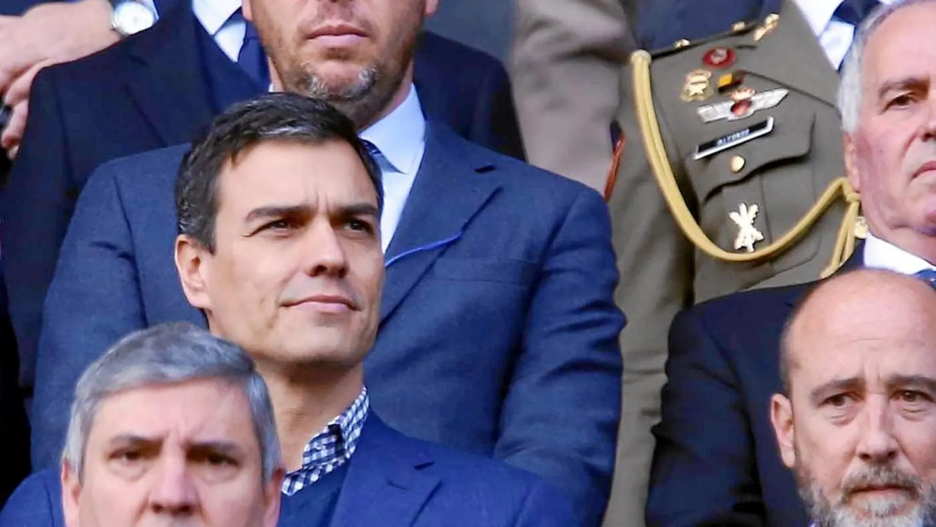 El secretario general socialista asiste ayer a la final de la Copa del Rey de Rugby en Valladolid