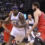 Zach Randolph (50) conduce el balón ante Nikola Mirotic