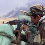 Un soldado iraquí apunta con su arma durante los enfrentamientos entre combatientes del Estado Islámico (EI) y las fuerzas iraquíes en las proximidades de la ciudad de Baiji (norte de Irak), hoy, 22 de octubre de 2015.