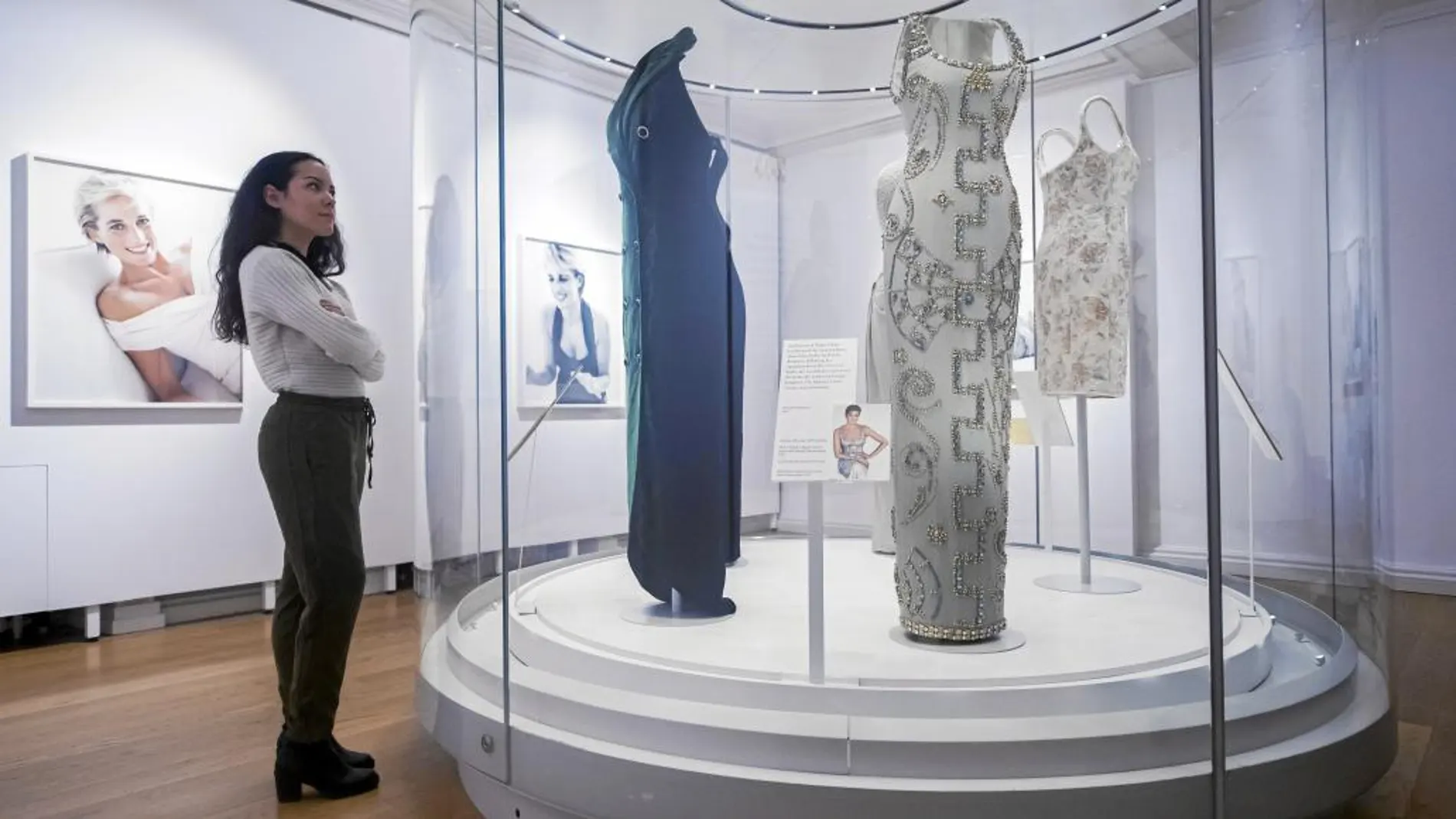 La exposición «Diana: su vida a través de la moda» abrirá mañana al público