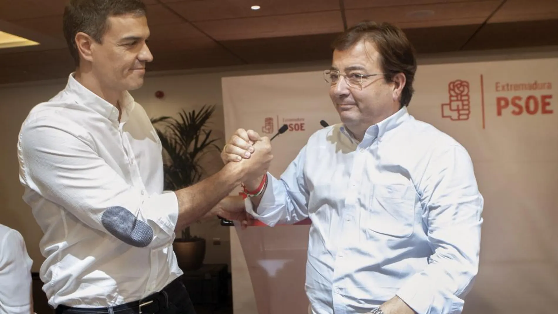 Pedro Sánchez y Guillermo Fernández Vara, en Badajoz