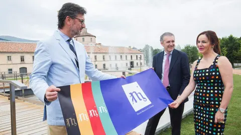 La presidenta de las Cortes, Silvia Clemente; el alcalde de El Real Sitio, José Luis Vázquez; y Andrés Ortega presentan la programación