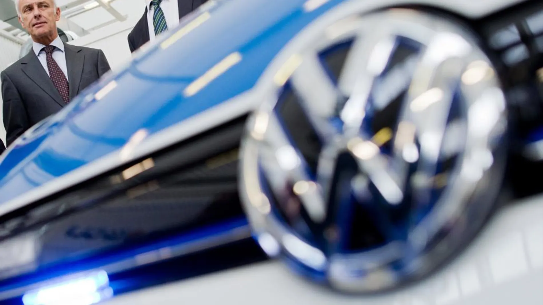El presidente de Volkswagen, Matthias Mueller, posa junto a un nuevo modelo.