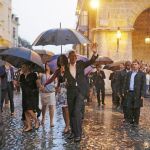 El presidente Barack Obama y su familia visitan ayer la ciudad vieja de La Habana pese a la inclemente lluvia