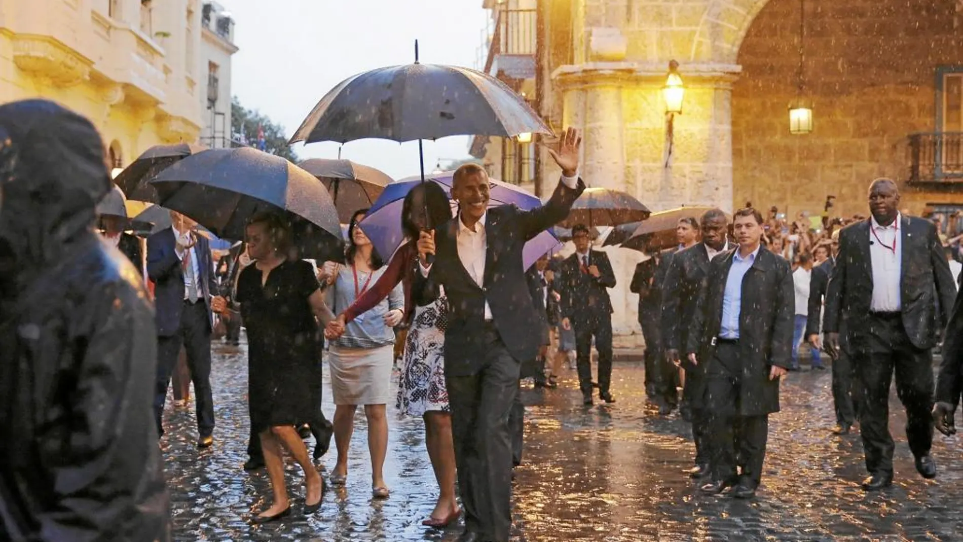 El presidente Barack Obama y su familia visitan ayer la ciudad vieja de La Habana pese a la inclemente lluvia