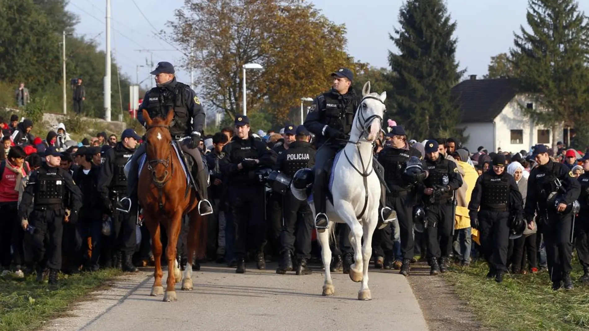 La Policía controla a un grupo de inmigrantes en la frontera entre Croacia y Eslovenia.