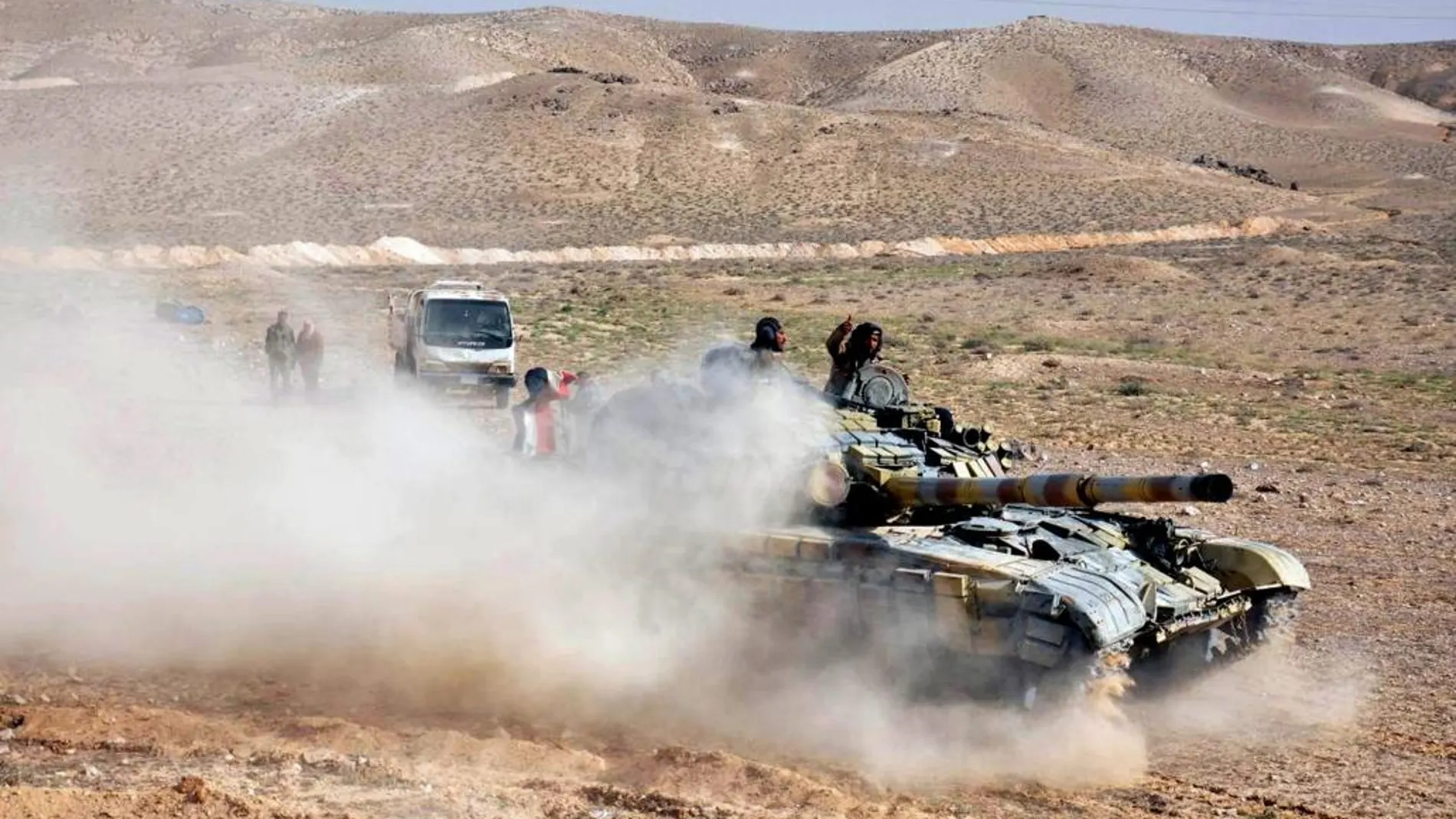 Tanques del Ejército sirio avanzando hacia la ciudad de Palmira, en la provincia siria de Homs