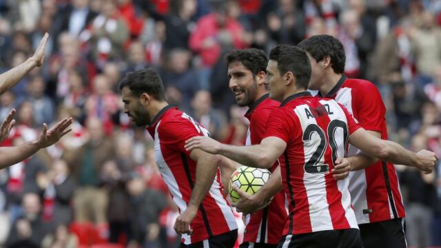 Aduriz celebra con sus compañeros tras marcar de penalti el primer gol de su equipo ante el Celta de Vigo.