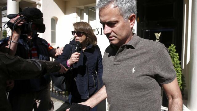 El ex entrenador del Chelsea, Jose Mourinho, sale de su casa en Londres