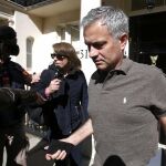 El ex entrenador del Chelsea, Jose Mourinho, sale de su casa en Londres