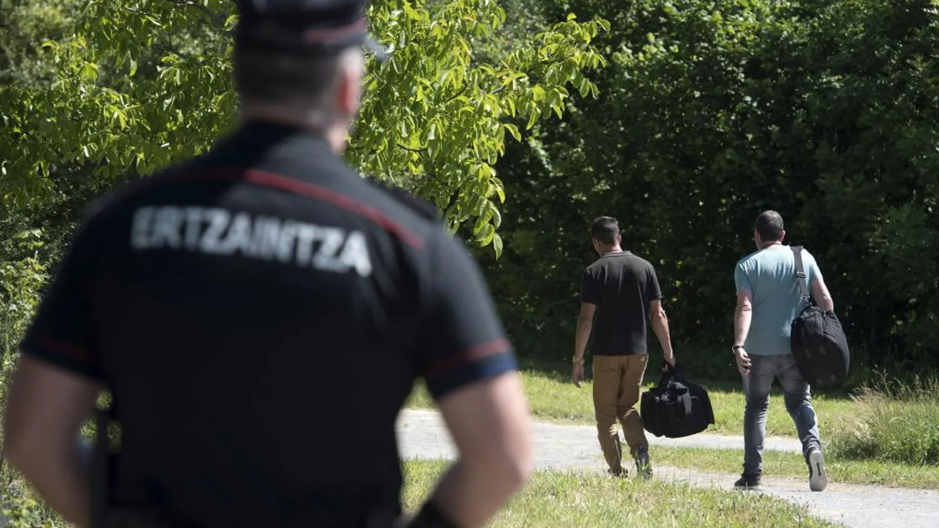 Efectivos de la Ertzaintza durante la búsqueda de la mujer de 60 años presuntamente asesinada y descuartizada por un conocido