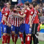 El delantero del Atlético de Madrid Ángel Correa celebra el gol con sus compañeros