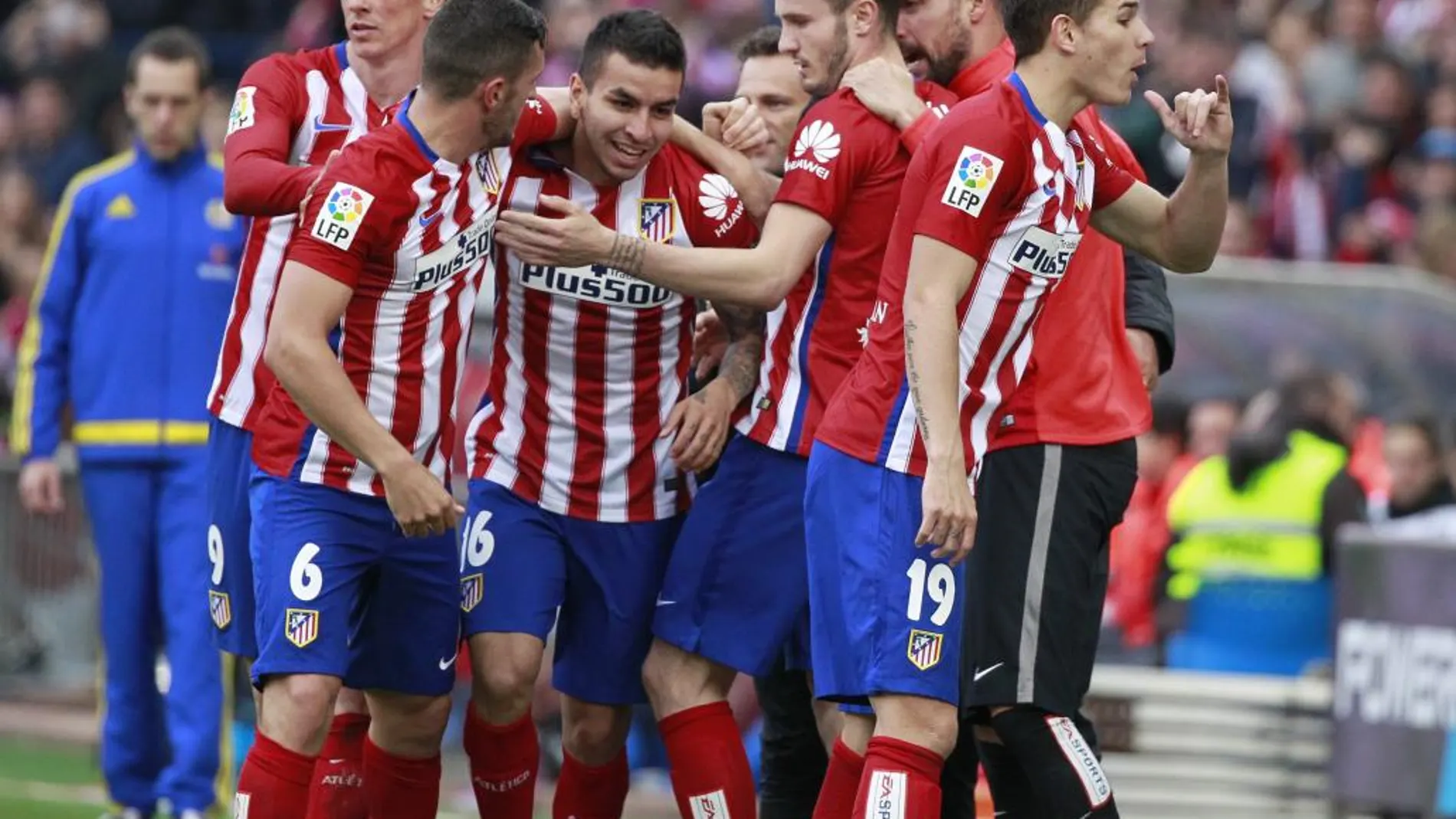 El delantero del Atlético de Madrid Ángel Correa celebra el gol con sus compañeros