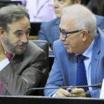 El consejero de Empleo, José Sánchez Maldonado, a la derecha, ofreció ayer datos de los fondos formativos en el Parlamento andaluz