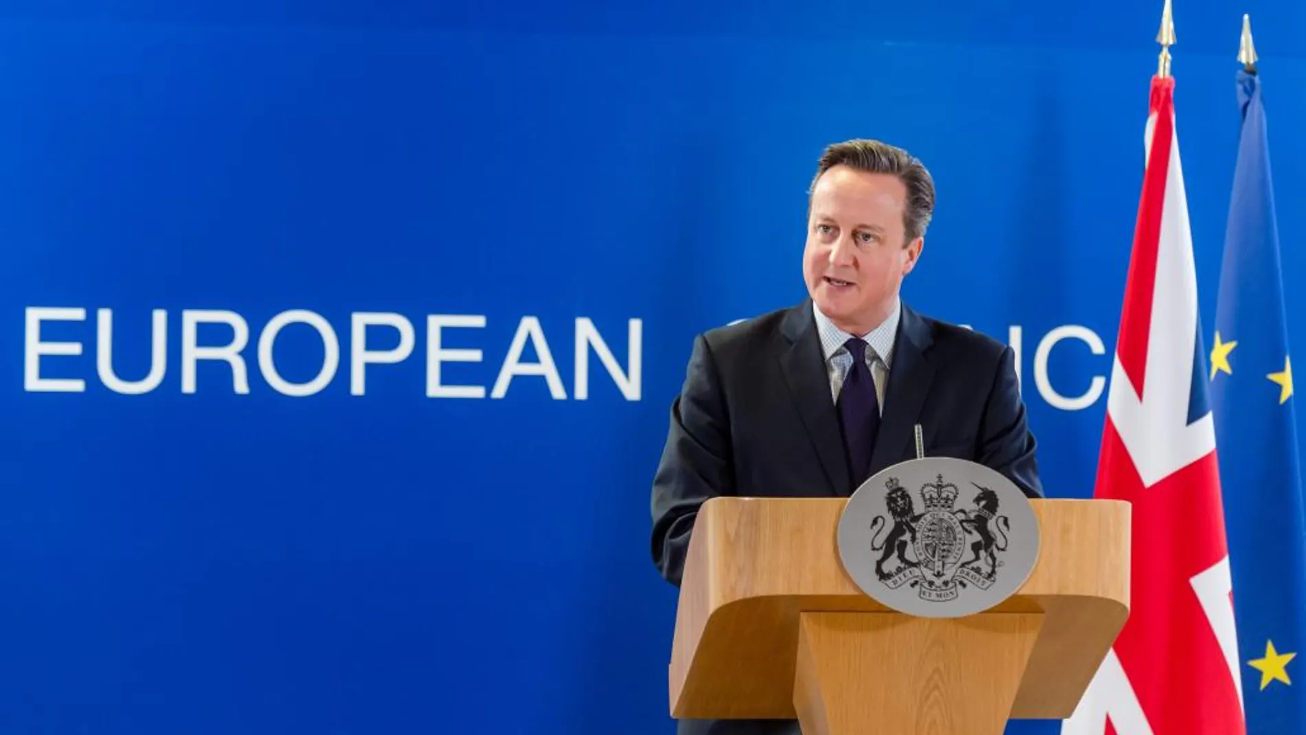 El primer ministro británico, David Cameron, da una rueda de prensa al finalizar la segunda jornada de la Cumbre de los Jefes de Estado y de Gobierno de la Unión Europea (UE), en Bruselas (Bélgica)